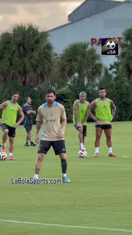 🇦🇷⚽ Así entrenó Argentina en el Chase Stadium de cara al partido contra Venezuela. ¿Cuándo? Viernes 10 de octubre Lugar: Hard Rock Stadium de Miami. Hora: 8 PM (time New York - Miami) 📸 Cobertura: La Bola Sports - USA  #Argentina #Venezuela