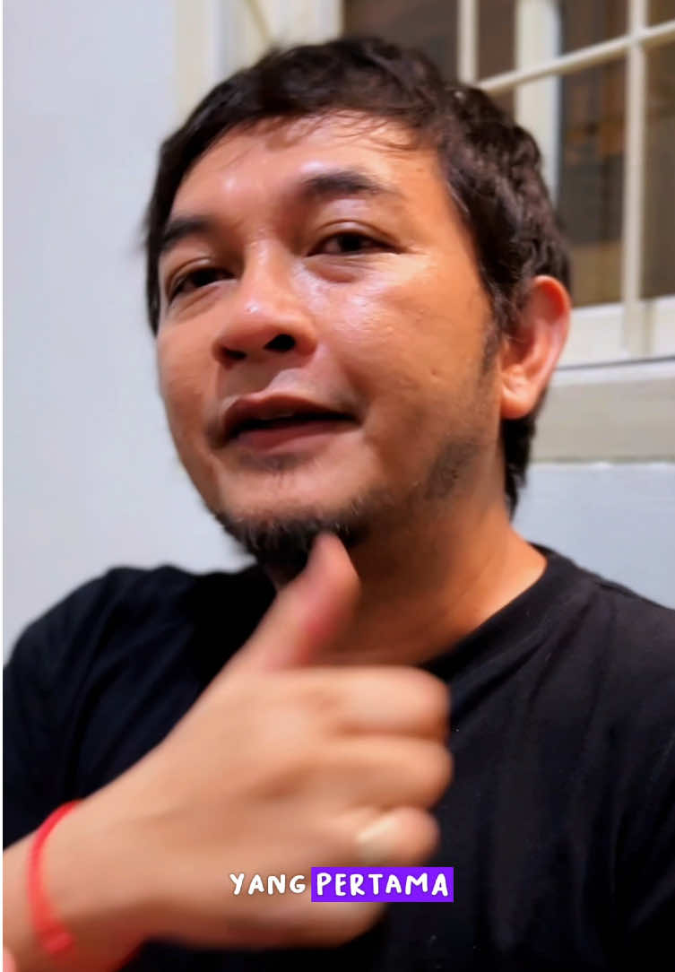 Bahas lagi yuk tentang tanah Warisan Di antara para ahli waris terkadang ada aja perbedaan pendapat mengenai tanah yg di wariskan orang tua, misalnya nii : ada yang setuju di jual dan ada yang ga setuju untuk dijual Solusi nya gimana? Gini tahapan nya : 1. Sertipikat di balik nama waris ke atas nama seluruh ahli waris, output —> sertipikat atas nama seluruh ahli waris (akan terbit bphtb waris) 2. ⁠Sertipikat dilakukan proses pemecahan bidang dan pengukuran ulang, output —> sertipikat menjadi lebih dari 1 / beberapa bidang tanah, masing-masing sertipikat masih atas nama seluruh ahli waris 3. ⁠dilakukan proses pembagian hak bersama melalui akta APHB, agar masing-masing sertipikat di balik nama ke atas nama masing-masing ahli waris, output —> sertipikat atas nama masing-masing ahli waris (akan terbit PPh dan BPHTB atas APHB) Setelah melalui 3 proses tahapan ini, kepentingan masing-masing ahli waris bisa dijalankan deh Mau ada yang ditambahin? Comment !! Learn to avoid a risk, This is NotARisk !! ☺️ #BelajarPintarTanpaMalas #NotARisk