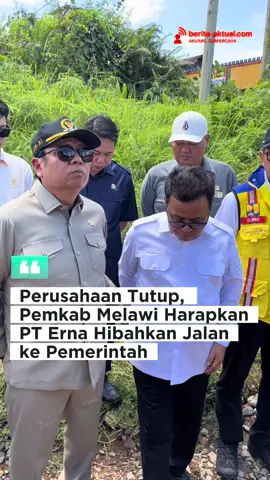 Lasarus Dukung Pengalihan Jalan PT Erna di Melawi Jadi Jalan Negara MELAWI– Ketua Komisi V DPR RI, Lasarus, mendukung usulan Bupati Melawi, Dadi Sunarya untuk mengalihkan status jalan milik PT Erna Djuliawati menjadi jalan negara. Menurutnya, langkah ini penting untuk memperlancar konektivitas antara Kalimantan Barat dan Kalimantan Tengah. “Jalan ini sudah lama dimanfaatkan masyarakat dua provinsi untuk kegiatan ekonomi dan sosial. Kalau perusahaan berhenti beroperasi dan tidak lagi merawatnya, tentu akses masyarakat akan terganggu,” ujar Lasarus saat kunjungan kerja di Melawi, Rabu (8/10/2025). Lasarus menilai jalur tersebut berpotensi menjadi bagian dari jalan lintas tengah Kalimantan yang menghubungkan Pontianak – Palangkaraya – Kalimantan Timur. Medannya dinilai lebih datar dan strategis dibanding rute lain yang penuh tanjakan dan bukit. Wakil Bupati Melawi, Malin, menyampaikan bahwa pihaknya telah mengusulkan pengalihan jalan sepanjang sekitar 95–100 kilometer itu kepada Komisi V DPR RI dan Kementerian PUPR. Ia berharap PT Erna bersedia menghibahkan jalan tersebut kepada pemerintah. Sementara itu, Staf Ahli Menteri PUPR, Triono Junoasmono, menyambut baik usulan tersebut dan memastikan akan menindaklanjutinya setelah ada kesepakatan antara Pemerintah Kabupaten Melawi dan pihak perusahaan.