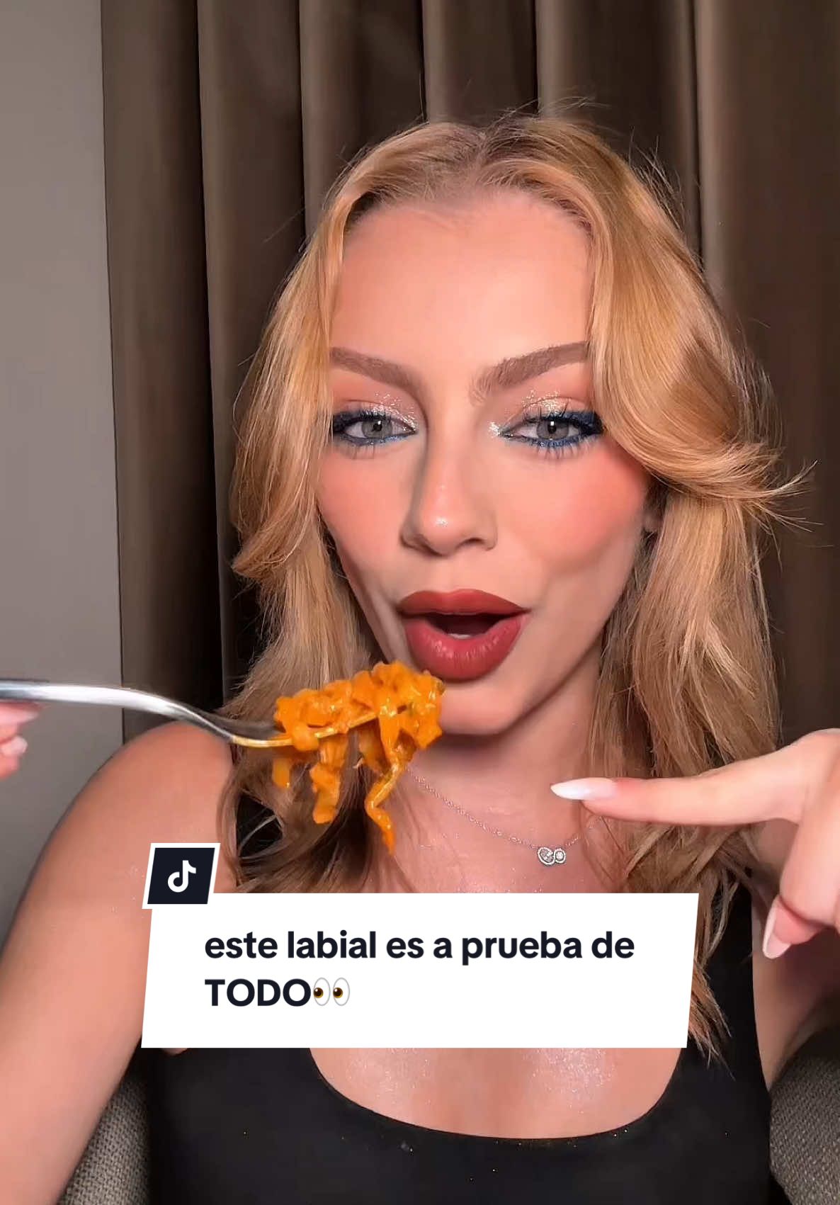 @Danny Alfaro pone a prueba la nueva fórmula de labial mate 👀 con la comida más PICANTE 🌶️ Por qué lo vas a AMAR… 💕 💄 nueva fórmula + power 💄 100% mate 💄 0% transfer 💄 Dura 24H Consíguelo con tu consultora favorita o en Cyzone.com 🎀🛍️ #labialmate #cyzone #grwm #maquillaje #makeuphacks