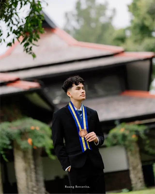 Pose simple untuk cowo. #itboy #wisudaitb #referensiwisuda 