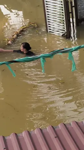 Hiệp Hoà- Bắc Ninh . Đêm 8/10 và sáng ngày 9/10. Chưa bao giờ nước lên tới sân nhà em mà nay nó tới cổ mà phải kiễng chân . Bố e bảo từ bé tới giờ mới thấy trận lụt như này. E thì chủ quan cứ nghĩ nước ko lên đc nhiều nên bình chân như vại...và đồ đạc chắc hư hết.