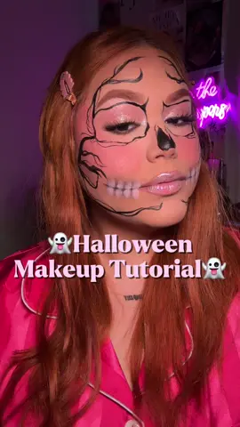 👻Halloween Makeup Tutorial👻🩷 Productos:  🩷 @wetnwildbeauty paint palette en bright 👻 @e.l.f. Cosmetics expert liquid eyeliner 🩷 @Flower Knows Makeup swan ballet series 03 pink swan 👻 @MetamorphosisBF Corp brocha🩷 #makeuptutorial #latinacreators #halloweenmakeup #pinkmakeup #glamskull 