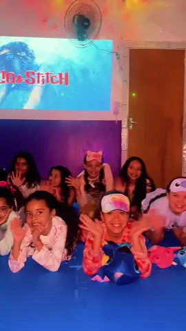 Hoje tivemos nossa tão esperada Festa do Pijama com as turmas de segunda e quarta! Assistimos ao filme Lilo & Stitch e foi um momento cheio de risadas, aconchego e muita animação 💜 Agradecemos de coração aos responsáveis pelos lanches preparados com tanto carinho e pelo cuidado com as meninas. Foi lindo vê-las de pijama, empolgadas e felizes! Um agradecimento especial ao Gilson, que nos emprestou o projetor e ajudou a tornar essa semana ainda mais especial! 💜✨ Transforme vidas através da dança! Com o seu apoio, conseguimos manter o sonho vivo de centenas de crianças e jovens. 💜Doe qualquer valor e ajude o Favela Dança a continuar levando arte, cultura e esperança! 📲 Chave PIX: projetofaveladanca@gmail.com 💛 Cada contribuição faz a diferença! 📍: Complexo do Alemão