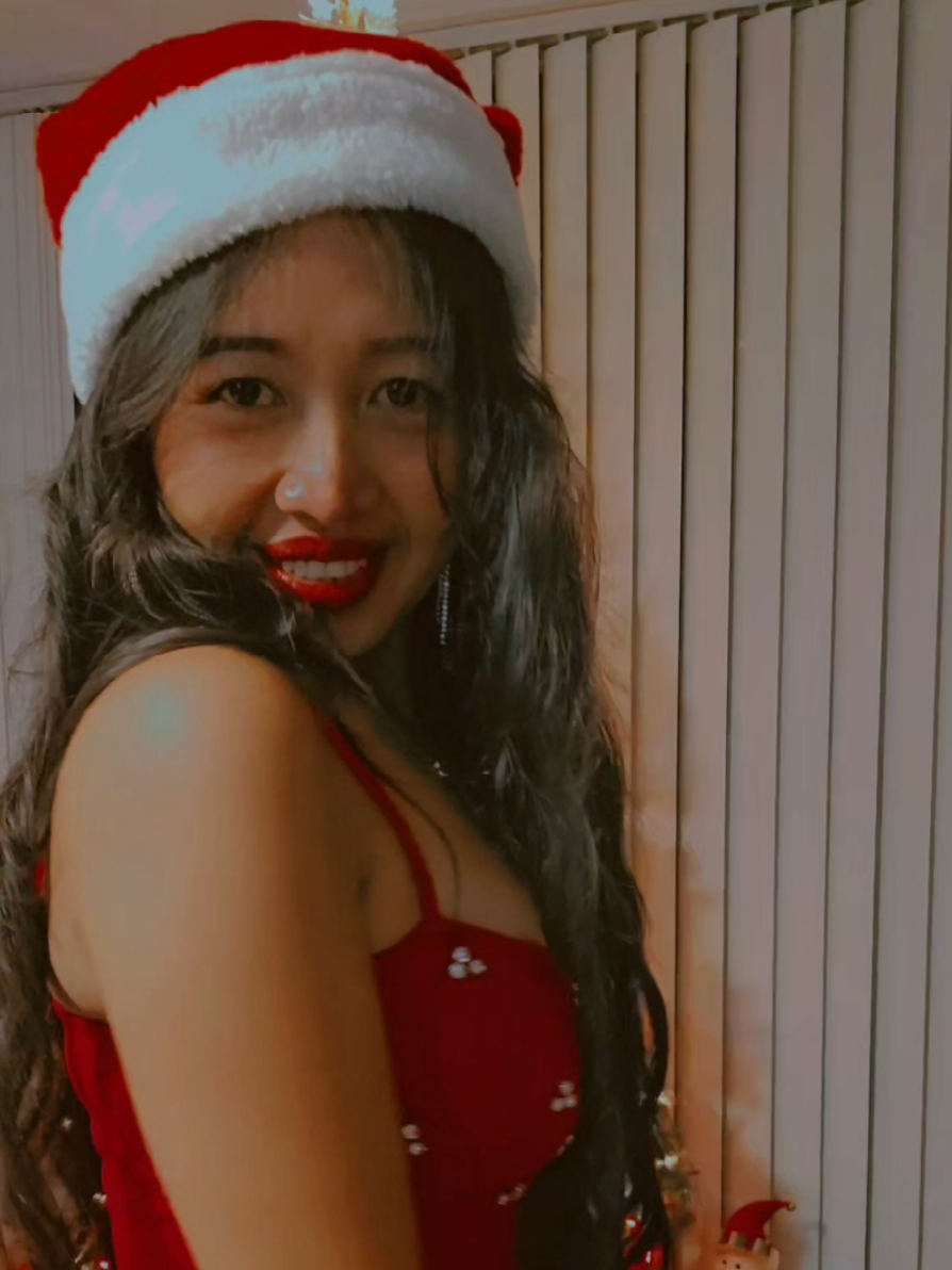A little #throwback #christmastree #bermonths #fypage #reddress 