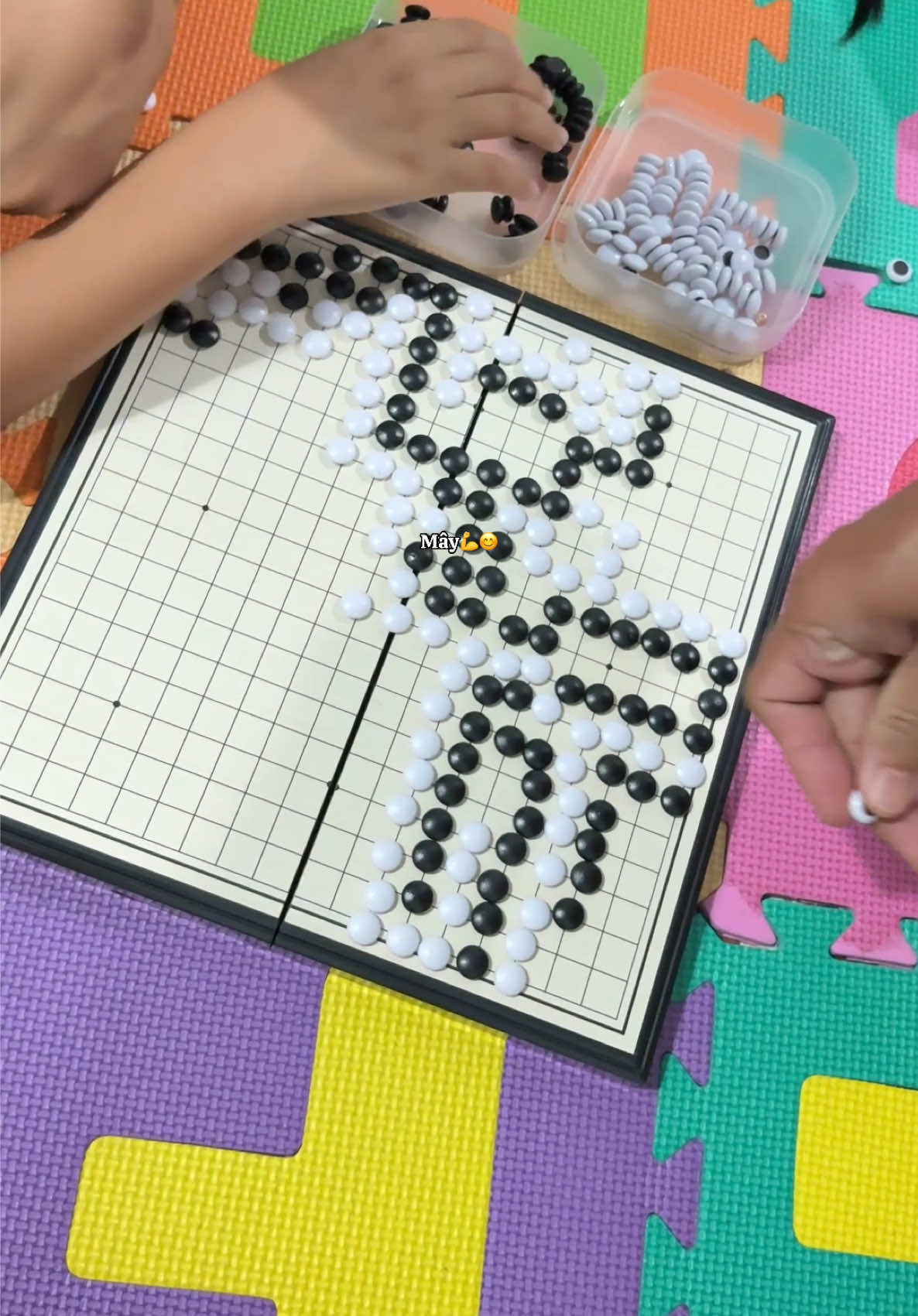 Bàn cờ nam châm dùng chơi cờ ca rô, cờ vây. Bí quyết của mẹ giúp cả cha và con rời điện thoại, ti vi. 😁😁#banconamcham #bancovay #bancocaro #dochoichobe #tiemcuamay89 