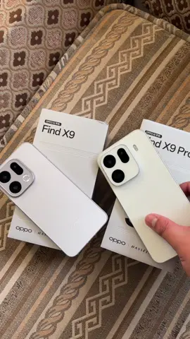 Ngoại hình của dòng Findx9 cuối cùng cũng không còn là một chiếc nhẫn to tướng nữa. Ống kính ở góc trên bên trái được thiết kế đơn giản nhưng vẫn thu hút. Kết cấu của máy thật sự gây ấn tượng đặc biệt khi cầm trên tay. Mặt trước vẫn là khung viền hẹp và màu trắng, vẫn tràn đầy cảm giác cao cấp. Cảm giác như một giấc mơ trở lại với Findx5pro. #OPPOfindx9 #findx9pro #douyin 
