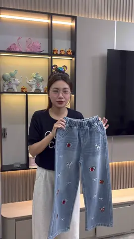 Quần nữ dáng xuông cho bé gái siêu xinhh - siêu yêu có size từ 12kg-43kg thoải mại bon chen . Thêu tràn 2 bên thân trước siêu năng động cá tính - thêu trực tiếp vào bề mặt vải ko lo bong chóc nha các mẹ . Bản cạp chun siêu co dãn độ đàn hồi tốt bụng to bụng nhỏ thoải mái bon chen ạ . Nhanh tay dinh ngay 1 chiếc vào tủ đồ cho bé nhà mình nha các mẹ #quandainuxuongtreem #quannuxuongbegai #quannuxuong #hannaxuka #xuhuong 