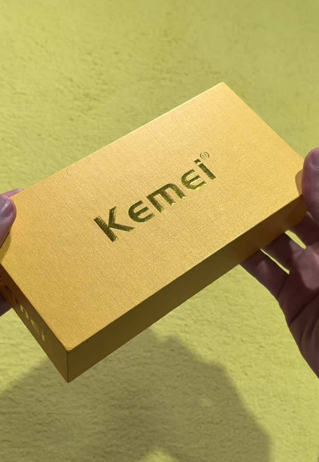 Máquina Elétrica Kemei Aparador de Pelos e Cabelos.