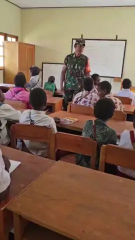 Babinsa Pos Ramil 06/Tingginambu.Kodim 1714/PJ Ikut serta membantu proses belajar menggajar anak didik kami,untuk dapat maraih cita-cita mereka.AMIN🙏🙏🙏