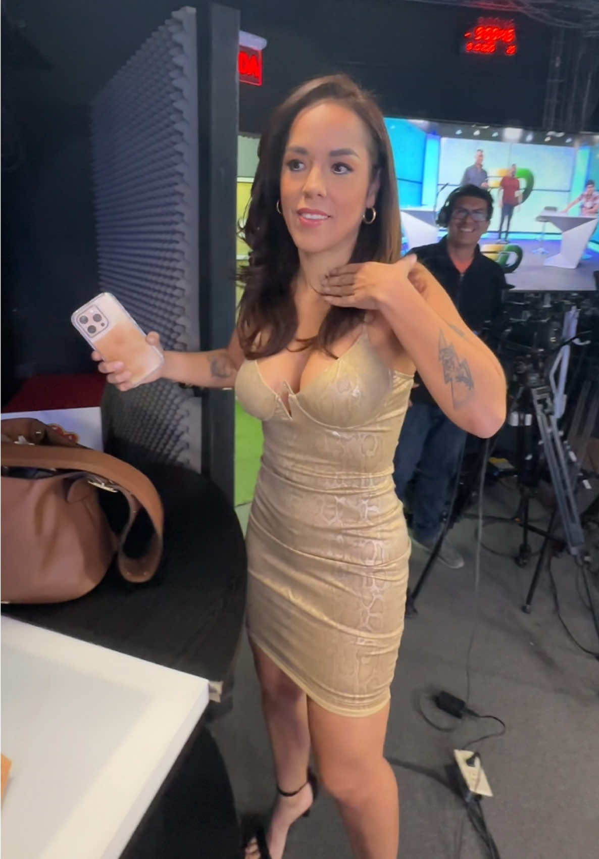#DetrásDeCámara 🎥 | Regresó la chica dorada 🤩 @majogavilanesa 🌟 - Dale LIKE si extrañabas verla ❤️ 