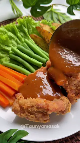 Resep lengkap ada dicaption‼️ Bahan bumbu marinasi ayam crispy: 1/2 kg paha ayam fillet 3 siung bawang putih 1 sdt garam 1 sdt penyedap rasa 1 sdt lada bubuk Bahan tepung ayam crispy: 1/2 kg tepung terigu 2 sdt soda kue 2 sdt kaldu bubuk 1/2 sdt bawang putih bubuk Air es Bahan brown sauce: 2 sdm kecap asin 3 sdm kecap manis 3 sdm kecap inggris 2 sdm saus tiram 2 sdm saus tomat 2 sdm saus sambal 1 sdm minyak wijen 1 sdm gula 1 sdt kaldu bubuk 1 sdt lada bubuk 1/2 sdt garam 2 sdm margarin 1/2 buah bawang bombay 3 siung bawang putih 3 sdm tepung terigu 400ml air Pelengkap: Kentang goreng Wortel kukus Buncis rebus Cara membuat: 1. Marinasi ayam yang telah dicuci bersih dengan bumbu, lalu diamkan selama 30 menit. 2. Siapkan dan campur bahan tepung ayam crispy, lalu baluri ayam dengan tepung hingga merata, kibaskan, lalu masukan ke air es selama 3 detik, angkat dan balurkan lagi ke tepung lalu goreng hingga matang. 3. Racik semua bahan saus, lalu tumis bawang bombay dan bawang putih cincang dengan margarin hingga harum. 4. Masukan terigu, aduk rata, tambahkan dengan air, masukan racikan saus, aduk merata hingga saus matang dan mengental. 5. Siap untuk disajikan dengan bahan pelengkap. #chickensteak #idemasakan #idejualan 