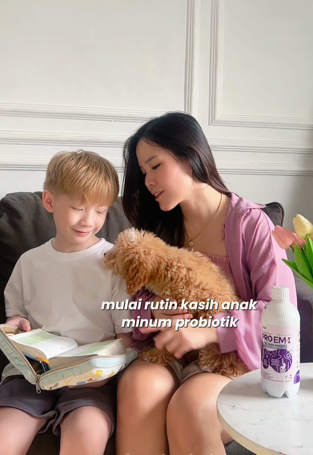 Punya anak alergi jangan dikit-dikit obat‼️ 70% sel imun berada di usus dan usus yang sehat perlu probiotik yg cukup. makanya penting rutin kasi anak rutin konsumsi probiotik @proem1indonesia yang mengandung 7 jenis bakteri baik yang hidup dan aktif jadi kerjanya lebih cepat dan lebih efektif. rasa anggurnya juga disukai anak2🍇 yuk moms jaga kesehatan si kecil dengan rutin konsumsi probiotik juga!!💜 #probiotics #proem1 #proem1indonesia 