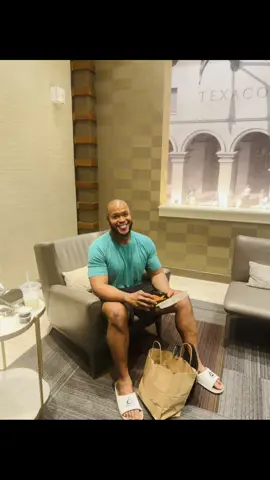 *Testimony* My 9pm massage client canceled at the last minute so I decided to walk around the corner to get food… I ended up buying food from two different restaurants to feed the homeless downtown tonight… As I was walking back home I noticed a cash app from one of the residents in my building and it was everything that I had just spent on the homeless tonight doubled… I just want to encourage those of you that God sees everything you’re doing for others and your labor isn’t in vain… #Grateful #PastorCE #FeedMysheep  #CorneliusEdwards #feedthehungry 