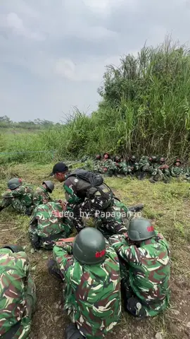 Komandan @Aqin Widyantoro Sampe geleng*...🤣🤣 Ampun pelatih siswa lelah.. Habis lembur jadi pada ngantuk🤣 #pusdikkav #tniindonesia🇮🇩 #topi #tactical #kaos 