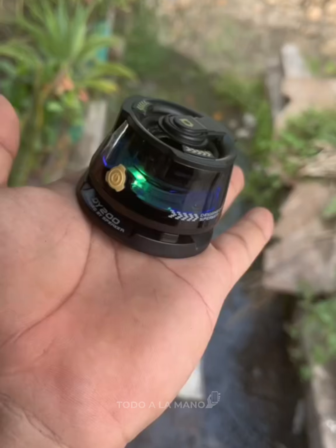 ¿Buscas una bocina portátil que lo tenga TODO? El DY200 es magnético, potente y se ve increíble. ✔️ Se pega fácilmente gracias a su imán integrado ✔️ Luces RGB para ambientar cualquier lugar ✔️ Controla la música desde la bocina ✔️ Sonido claro y fuerte con Bluetooth 5.0 ✔️ Hasta 7 horas de reproducción continua ✔️ Portátil, inalámbrico y listo para cualquier plan: playa, casa, fiesta o viajes Incluye cable de carga USB-C, manual de usuario y aro metálico adhesivo para usarla con cualquier dispositivo 📲 🛒 ¡Está en promoción y con envío gratis! #parlante #musica #magsafe #bocina #gadgets #colombia #tecnologia #playa #viaje