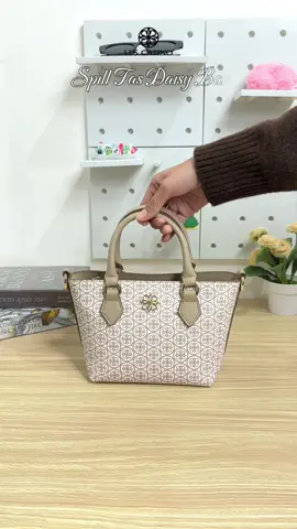 Pada nyariin tas daisy?? Nih minin punya tas baru series daisy yang modelnya super cute dan maniss😍🫶. #lescatino #lokalbrand #fashion #OOTD #trend 