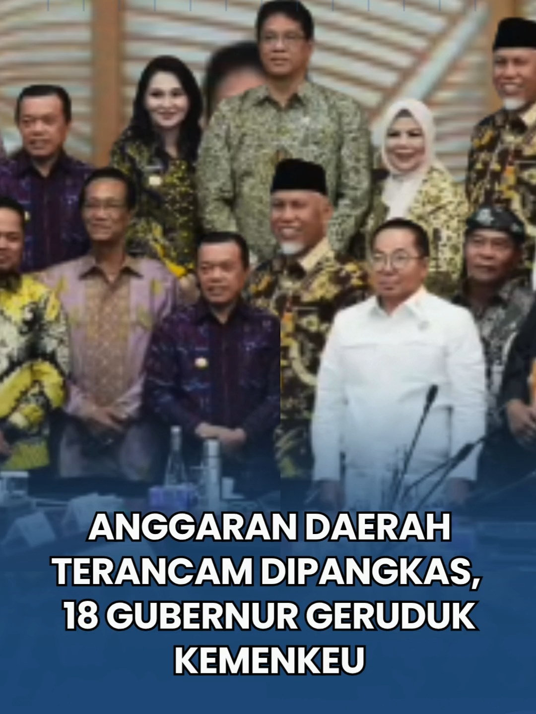 Sebanyak 18 gubernur dari berbagai provinsi di Indonesia mendatangi Kementerian Keuangan di Jakarta untuk menyampaikan penolakan atas rencana pemotongan anggaran daerah tahun 2026.  Langkah serentak para kepala daerah ini dipicu oleh kekhawatiran bahwa kebijakan tersebut akan mengganggu jalannya program pelayanan publik, terutama di sektor pendidikan, kesehatan, dan pembangunan infrastruktur daerah.  Para gubernur meminta pemerintah pusat untuk meninjau kembali kebijakan tersebut dan mempertimbangkan dampaknya terhadap stabilitas ekonomi di tingkat lokal. Dok : Istimewa Selengkapnya di www.pantura.suaramerdeka.com #suaramerdeka #suaramerdekadaily #suaramerdekanetwork #suaramerdekapantura #beritaterkini #viral #InfoTerkini #AnggaranDaerah #Gubernur #Kemenkeu #Desentralisasi #DanaDaerah #Kemenkeu