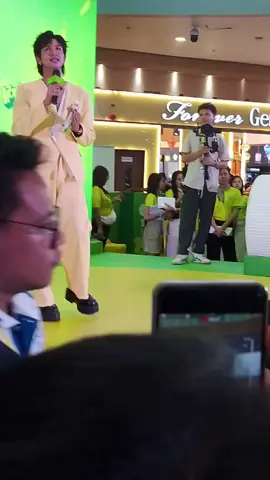 ငါ့ရဲ့သီချင်းလေးအပြင်မှာနားထောင်နိူင်ခဲ့ပီ အရမ်းနားထောင်လို့ကောင်းတာပဲအသံလေးကိုကြည်နေရောပဲ#မြင်ပါများပီးချစ်ကျွမ်းဝင်အောင်လို့🤒🖤 #zawshinehtet 🌹💛🙆🫶#Shine 
