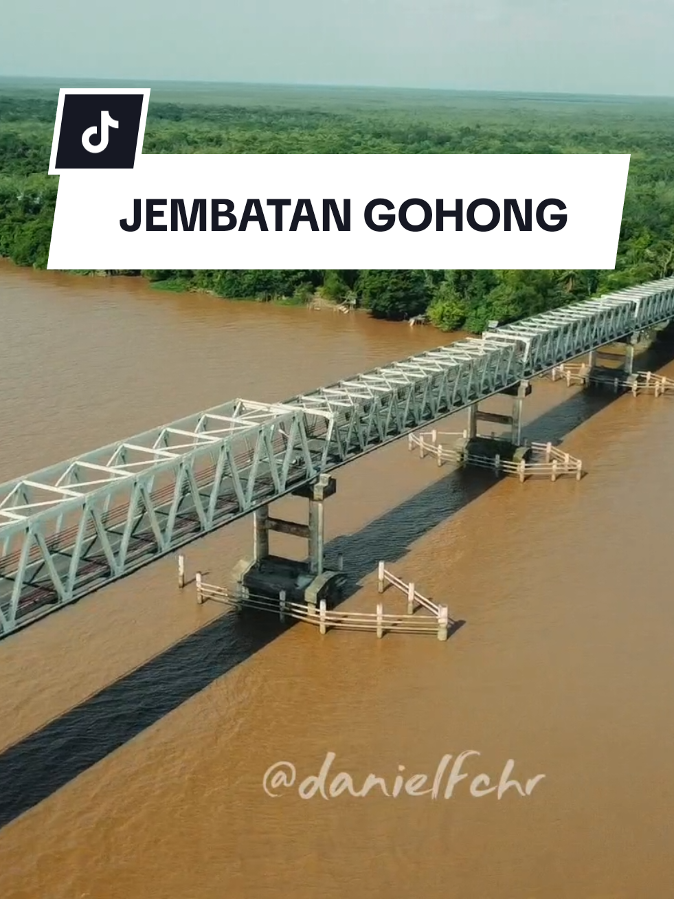 Membentang di atas sungai Kahayan. Menjadi jalur utama yang menghubungkan dua Provinsi besar yakni Kalteng-Kalsel. Berperan penting sebagai percepatan pertumbuhan ekonomi daerah. Bagi yang melakukan perjalanan dari arah Kapuas agar dapat berhati-hati saat menuruni jembatan ini, diakibatkan lajurnya yang unik di mana langsung bertemu dengan tikungan tajam poros utama ke arah Palangkaraya. Jembatan ini berada di wilayah Pulang Pisau.  Ada yang tau ini Jembatan apa ?  Tulis di kolom komentar ya..  #jembatan #jembatangohong #pulangpisau #kalteng #infrastrukturindonesia 