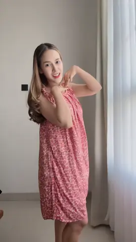 Daster tali ini tuh bikin tampil cantik meski di rumah aja 💐 Panjangnya pas selutut, bahannya adem, lembut, dan super nyaman dipakai seharian. Tinggal taliin aja di pinggang, auto tampil manis dan rapi tanpa usaha berlebih 💖 #dastercantik #ootdrumah #homewear #dasterwanita #gajiansale 