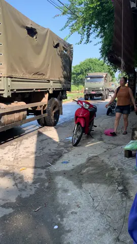 K biết vỡ đê ở đâu mà xe quân dụng chạy đầy đường thế này