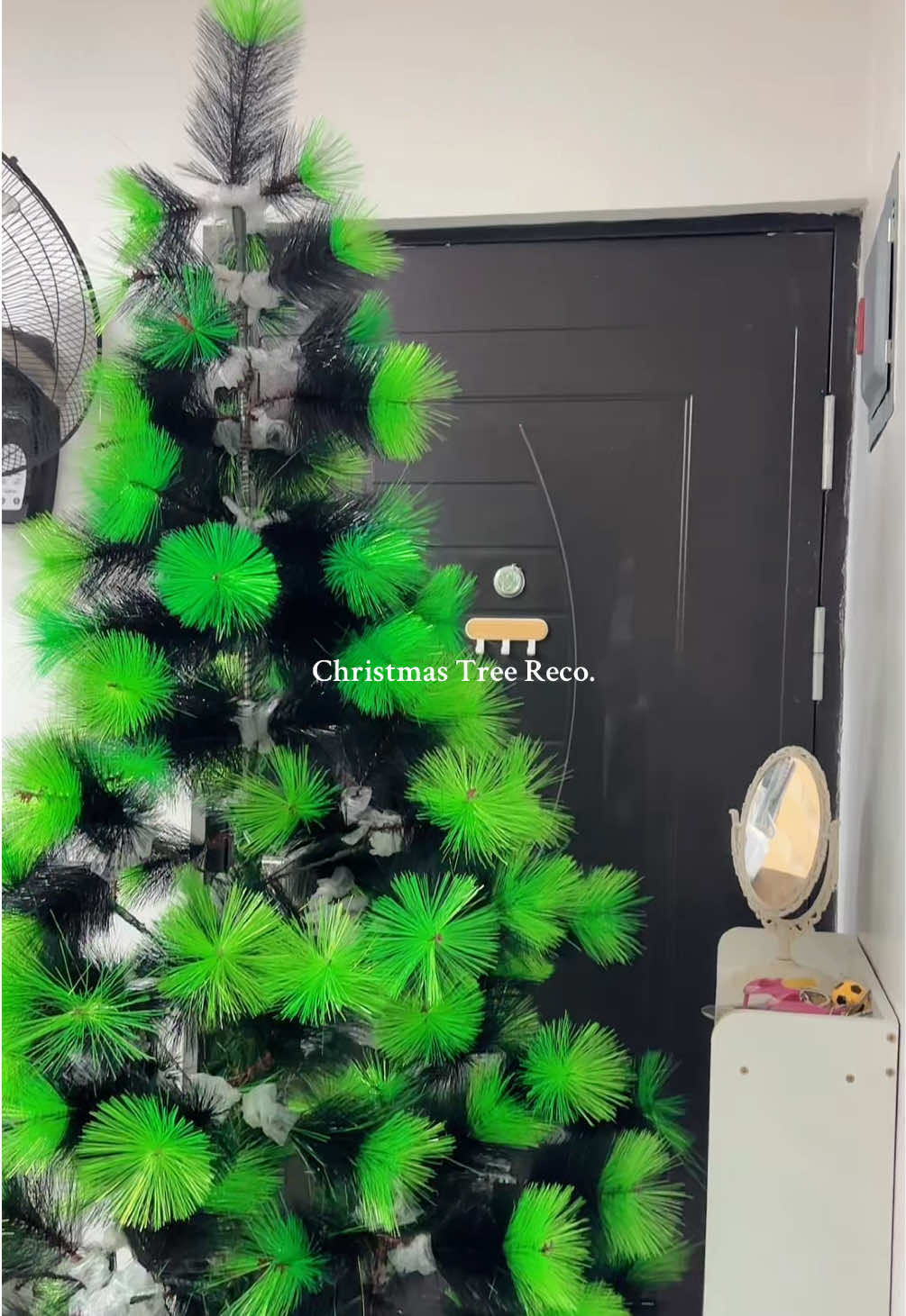 Budget friendly christmas tree #christmastree #affordablechristmastree 