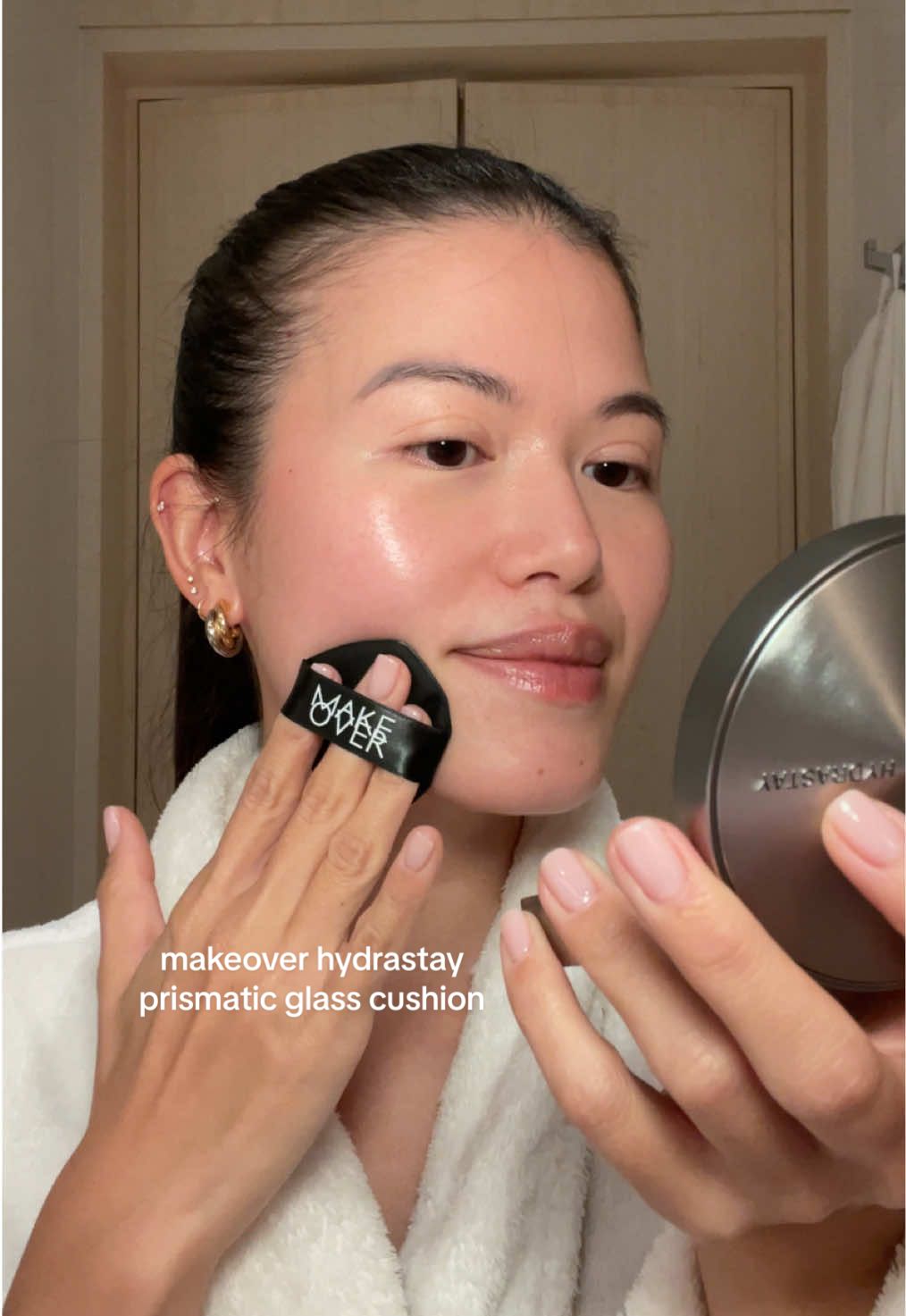 My sweat-proof complexion for F1 weekend 🏎️🏁 can’t believe how well @makeoverid Hydrastay Cushion held up under the sun and humid weather! Even with my oily skin, it stayed flawless all day with zero touch-ups 🫶🏼 #makeovercushionsilver #makeovercushion #cushionsilver 