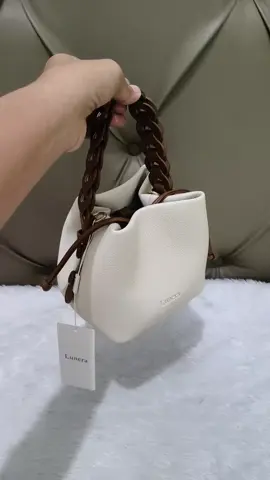 Tas simpel mini ini bikin penampilan makin elegan yang mau order di keranjang kuning #taswanita #tastentengwanita #tasselempangwanita #selempangwanita #taswanitaselempang 