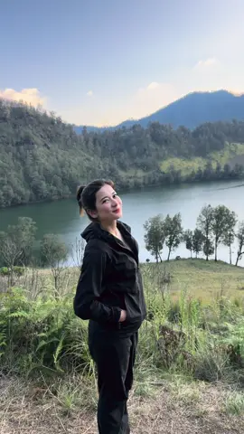 Release your anger as you climb and descend the mountain. You’ll hardly notice how far you’ve gone. Just enjoy the wind, the birds, and the sound of the water as you walk. 🍃🍃