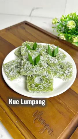 Kue Lumpang Bahan : 2 gelas tepung kanji/tapioka 1 gelas tepung terigu 1 gelas gula 3 gelas air pandan 1 sdt garam 1/2 sdt vanili Selamat mencoba 🥰 #kuelumpang #lumpangpandan #jajanantradisional 