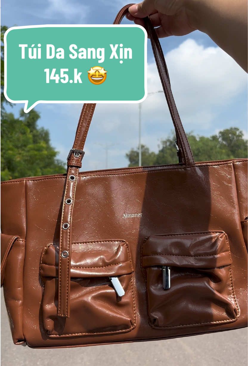 Một chiếc túi với giá 145.k mà độ hoàn thiện quá cao, cầm lên là thấy sang xịn mịn, 2 màu cơ bản là đen tối giản và nâu tây, tui phải nhấn mạnh là rất sang, rất đẹp mấy bà ơi! Clip tui quay cam thường ip, ko hề chỉnh màu, hoàn toàn tự nhiên cho mọi người dễ nhìn và cảm nhận được độ đẹp của em nó 1 cách chân thật nhất! Hốt liền khỏi suy nghĩ đi mấy bà ơi tui khen hết lời rồi 🤩👍🏻#aimaner #tuixach #tuida #tuihottrend #tuigiare 