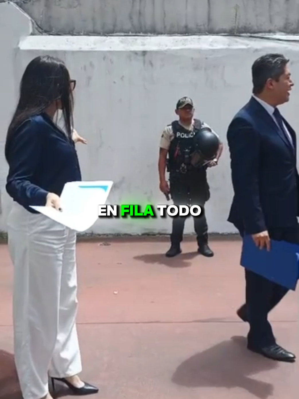 Un contingente tan grande solamente porque una mujer viene a presentar un documento.