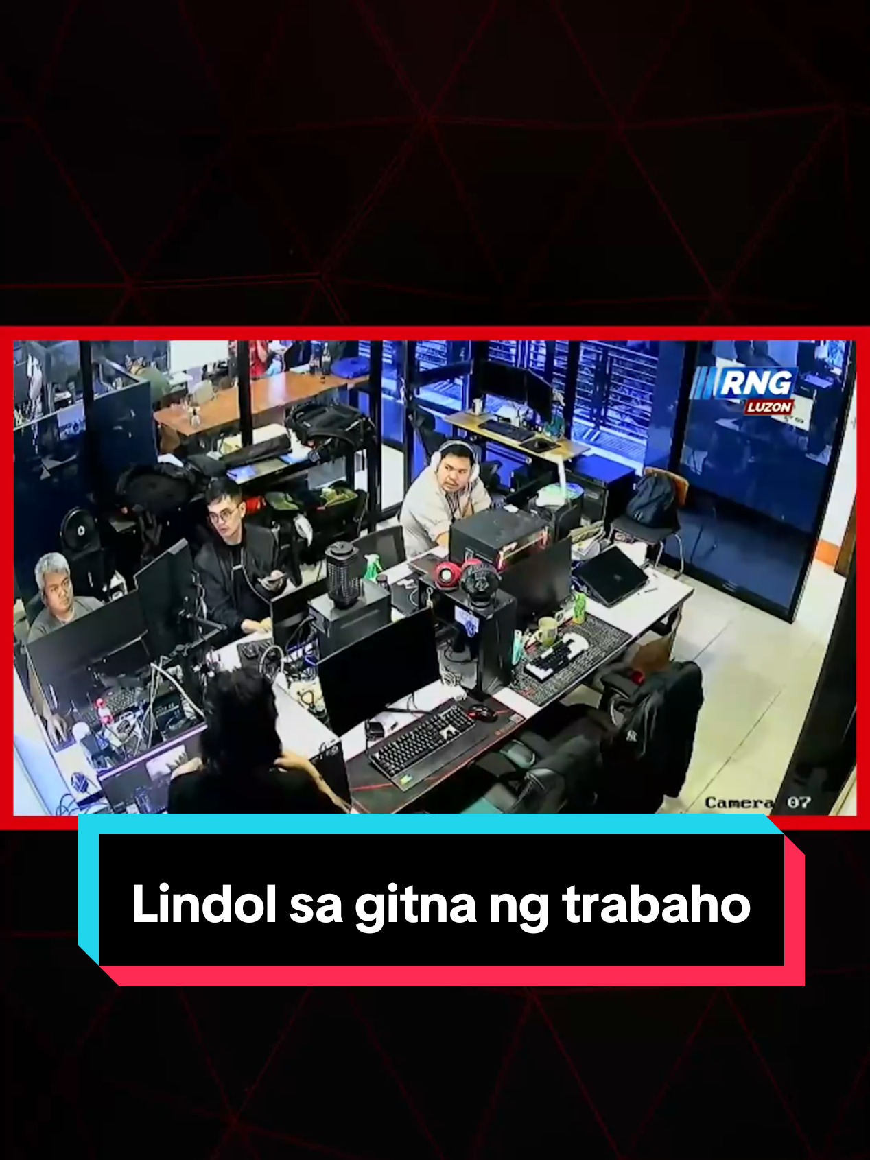 PAGYANIG SA BAGUIO CITY Sapul sa CCTV ng opisina ng Regional News Group (RNG) Luzon sa Baguio City ang pagyanig ng Intensity IV bunsod ng magnitude 4.4 na lindol na tumama sa Pugo, La Union bandang 10:30 ng umaga ngayong Huwebes, October 9. Makikita sa video ang biglang pag-uga ng mga kagamitan at ang mabilis na paglikas ng mga empleyado habang yumanig ang gusali.