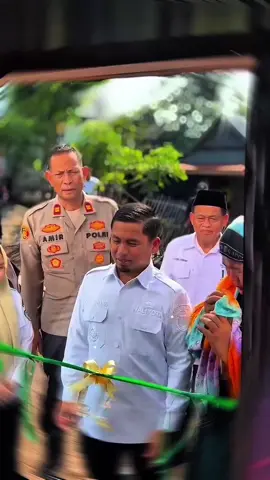 Pemerintah Kota Parepare melalui BPBD, Baznas, Polres Parepare, dan Kodim 1405 Mallusetasi. Bantuan yang disalurkan mencakup bantuan tanggap darurat hingga pembangunan rumah layak huni. Penyerahan bantuan dilakukan di dua lokasi, yakni di belakang Polsek Soreang dan di Jalan Menara, Kecamatan Soreang, Kota Parepare. Dalam kesempatan itu, kami juga melakukan peletakan batu pertama pembangunan rumah layak huni bagi warga terdampak. Meski nilai bantuan tidak sebanding dengan kerugian yang dialami, namun semangat kebersamaan dan gotong royong menjadi hal yang lebih bermakna. Yakin dan percaya, setiap musibah pasti ada hikmah di baliknya. Insyaallah akan ada kebaikan yang lebih besar setelah ini. Aamiin YRA.