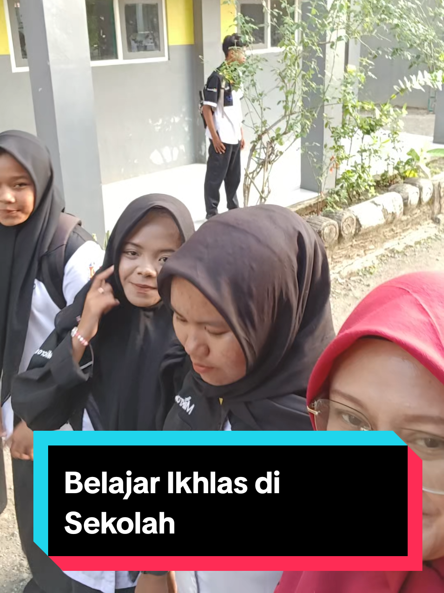 Kadang capek, kadang pengin ngeluh. Tapi kalau dijalani dengan ikhlas, semua terasa lebih ringan. Ikhlas bukan berarti nggak boleh lelah, tapi tetap semangat meski lelah. Karena di balik setiap kegiatan, ada pelajaran yang nggak selalu diajarkan di kelas — tentang tanggung jawab, kebersamaan, dan ketulusan. 💫 ✨ Jalani aja dulu, hasilnya biar waktu yang buktikan. #belajar #ikhlas #sekolah 