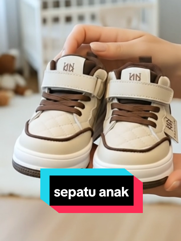 jangan skip dulu Bun,ada sepatu anak nih modelnya Kren bahannya empuk awet dan nyaman dipakai check out sekarang sebelum kehabisan #promomakan1010 #sepatubootanak #sepatu #sepatumurah 