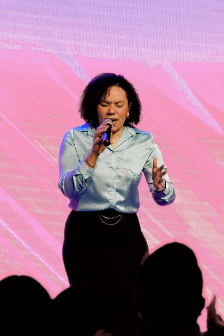 Que este testimonio aumente el poder de tu alabanza. Esa alabanza que mueve a Dios y provoca milagros. #parati #predicas #musicacristiana #alabanzayadoracion 