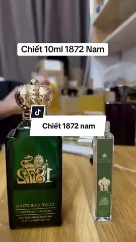 1872  𝑙𝑎̀ 𝑚𝑜̣̂𝑡 𝑡𝑟𝑜𝑛𝑔 𝑛ℎ𝑢̛̃𝑛𝑔 𝑙𝑜𝑎̣𝑖 𝑛𝑢̛𝑜̛́𝑐 ℎ𝑜𝑎 𝑑𝑎𝑛ℎ 𝑡𝑖𝑒̂́𝑛𝑔, 𝑚𝑎𝑛𝑔 đ𝑒̂́𝑛 𝑐ℎ𝑜 𝑛𝑔𝑢̛𝑜̛̀𝑖 đ𝑎̀𝑛 𝑜̂𝑛𝑔 𝑚𝑜̣̂𝑡 ℎ𝑢̛𝑜̛𝑛𝑔 𝑡ℎ𝑜̛𝑚 𝑙𝑖̣𝑐ℎ 𝑙𝑎̃𝑚 𝑣𝑎̀ 𝑠𝑎𝑛𝑔 𝑡𝑟𝑜̣𝑛𝑔.  1872 𝑀𝑎𝑠𝑐𝑢𝑙𝑖𝑛𝑒 mở đầu với hương cam quýt tươi mát, kết hợp với nốt hương dâu tây và tinh dầu hoa cam, tạo nên một sự kết hợp tinh tế giữa các hương thơm tự nhiên. Dần dần, hương thơm chuyển sang các nốt hương trầm ấm của gỗ đàn hương và hổ phách, hoà quyện với nốt hương hổ phách và xạ hương ấm áp ở phần cuối, làm nổi bật sự sang trọng và đẳng cấp của người đàn ông hiện đại. *Hương đầu: Cam Bergamot, Nhục đậu khấu, Quả quýt hồng *Hương giữa: Hoa lan Nam Phi, Hoa nhài *Hương cuối: Gỗ tuyết tùng Virginia, Trầm hương #TikTokAwardsVN #nuochoa #perfume #nuochoanam #nuochoachiet 