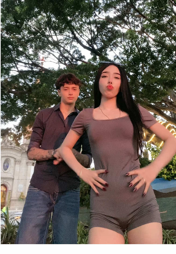 Se iba caminando y bailando el Uriel 😂