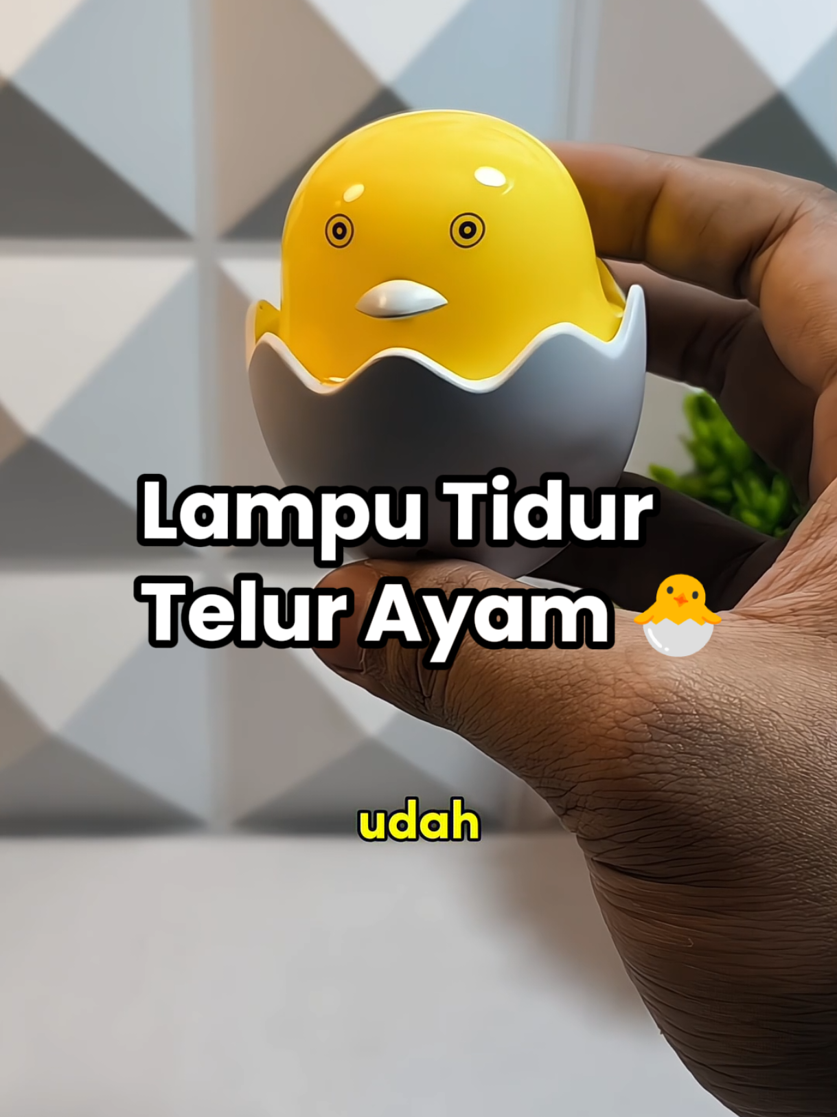 Lampu tidur telur ayam ini punya sensor cahaya otomatis, jadi pas gelap langsung nyala. Daya cuma 1 Watt aja, cocok buat nemenin tidur tiap malam. #lamputidur 