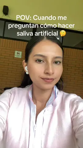 📍La Saliva artificial es una alternativa terapéutica para el tratamiento de Xerostomía que es la sensación de boca seca debido a la disminución de la producción de saliva. 🩺Puede ser causada por: 💊Medicamentos (antihistamínicos, antihipertensivos, antidepresivos, quimioterapia). 📌Enfermedades sistémicas como síndrome de Sjögren, Artritis Reumatoide, Lupus Eritematoso Sistémico, Diabetes Mellitus y Uremia. 📌Deshidratación u otras condiciones médicas. Adultos mayores por disminución fisiológica de la saliva y polimedicación. Beneficios: -Humectar la mucosa oral, reduciendo la sensación de sequedad. -Facilitar la masticación y deglución de alimentos. -Mejorar la habla. -Proteger dientes y encías, disminuyendo el riesgo de candidiasis, caries y gingivitis. -Mejorar la calidad de vida, reduciendo molestias y dolor oral. 💡 Nota: La saliva artificial no sustituye la función biológica completa de la saliva, pero alivia los síntomas y previene complicaciones asociadas a la xerostomía. Referencia: Instituto Mexicano del Seguro Social. (2012). Diagnóstico y manejo de los problemas bucales del adulto mayor. México: Instituto Mexicano del Seguro Social. Recuperado de https://www.imss.gob.mx/sites/all/statics/guiasclinicas/583GER.pdf.                                  #medicina#paratiiiiiiiiiiiiiiiiiiiiiiiiiiiiiii#tip#estudiantes 
