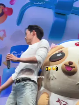 Anh là tiên cá mà 🧜🏻‍♂️ hở ra là ảnh ngã nên cần có hoàng tử đỡ 🤭 #keodeo✨ #williamest #williamjkp #est_rvp #GMMTVFANIVALxWilliamEst 