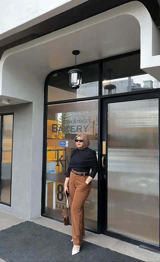 📍 87 Espresso        Jl. KH Wahid Hasyim No.16, Tuan Kentang.  Ada area indoor yang cozy dan outdoor yang super chill 🌿 Menunya lengkap banget — dari dessert manis, roti fresh dari bakery, sushi yang fresh, sampai kopi & minuman non-kopi yang segar 🍰🍣☕🍹 Tempatnya juga aesthetic parah, tiap sudutnya bisa jadi spot foto 📸 Cocok buat nongkrong, nugas, atau chill bareng temen 😍 #cafepalembang #placetogopalembang #palembangtiktok #87espresso #palembangfyp 