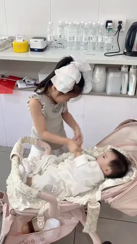 这就是纯真无邪的童年快乐！👏👏👏#可爱#萌娃跳舞#姐妹日常#舞蹈女孩#温馨画面 