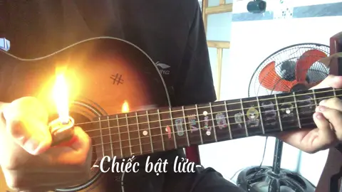 bài này dạo này có vẻ hot#coversong #giutar #chiecbatluavavaycongchua #nhactrung 