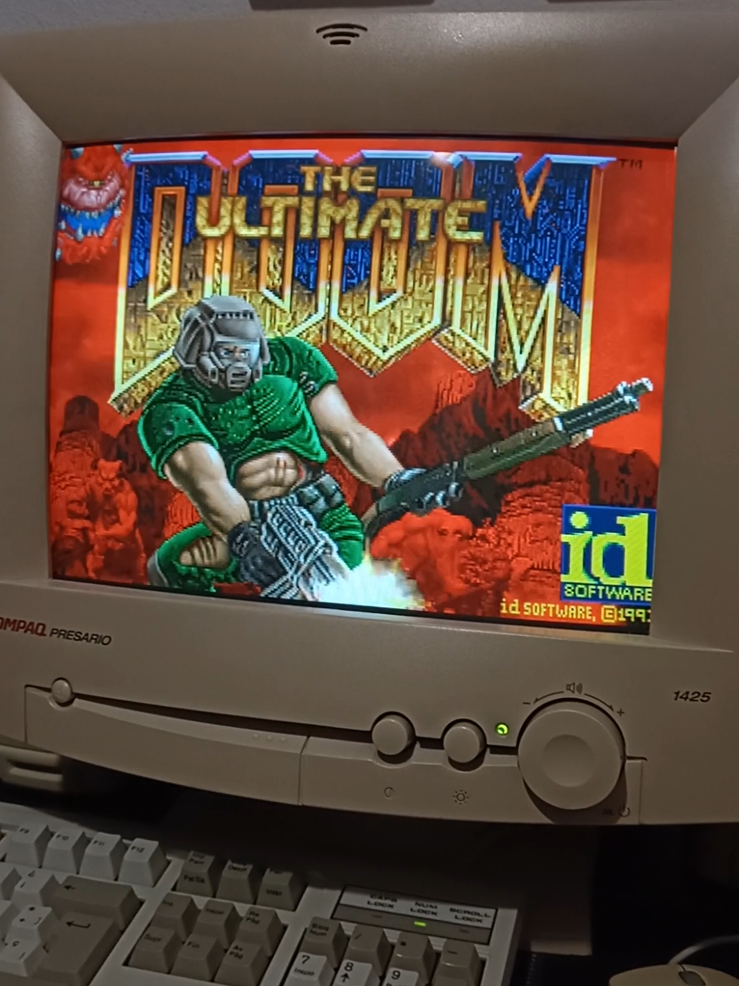 Respuesta a @__aias__  Pues claro que corre el mítico DOOM #retro #Pc #doom #asmr #90s 