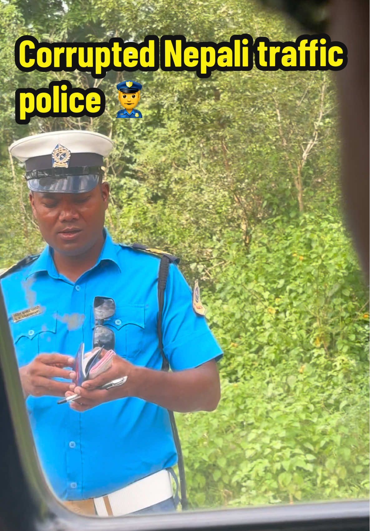 टीकापुरदेखि धनगढी जाने क्रममा बाटोमा देखिएको ट्राफिक प्रहरीको यो घुसिया कर्तुतले देशको चिन्ता झन् बढाएर ल्यायो। #nepalpolice👮 #trafficpolice #nocorruption #nepal #tikapurkailali 