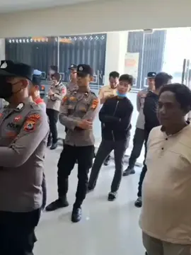 Puluhan Warga gruduk Bank BNI Pinrang Sulsel terkait kredit Fiktif. Kamis 9 Oktober 2025