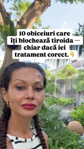 n practica mea clinică văd frecvent femei cu Hashimoto, hipotiroidism sau rezistență la tratament care fac, fără să își dea seama, aceste greșeli zilnice: 	1.	Deschid telefonul imediat după trezire și adorm cu ecranul aprins – dereglează complet axa cortizol–melatonină. 	2.	Sar peste micul dejun sau mănâncă prea târziu – scade conversia T4 → T3 și destabilizează glicemia. 	3.	Folosesc pudră proteică din zer (whey) – declanșează inflamație intestinală la femeile cu autoimunitate. 	4.	Iau medicația tiroidiană după cafea – absorbția scade cu peste 30%. 	5.	Fac sport intens 5-6 zile pe săptămână – epuizează cortizolul și blochează conversia T4–T3. 	6.	Mănâncă prea puține grăsimi sănătoase – afectează sinteza hormonală. 	7.	Ronțăie între mese – stimulează insulina și împiedică arderea grăsimilor. 	8.	Stau la 1200 kcal/zi – corpul intră în modul de „foamete”, metabolismul încetinește. 	9.	Beau smoothie-uri zilnic – cresc inflamația și disbioza intestinală. 	10.	Consumă frecvent produse „diet” sau „fără zahăr” – solicită ficatul și perturbă hormonii. Aceste obiceiuri aparent „sănătoase” sunt exact cele care sabotează tiroida și metabolismul. Scrie în comentarii care dintre aceste greșeli le faci sau le-ai făcut și ce simptome ai observat (oboseală, balonare, cădere de păr, stagnare în greutate etc.). Vreau să văd câte dintre voi vă regăsiți în lista aceasta. #Explore #Tiroida #Hashimoto #MetabolismFeminim #doctor 
